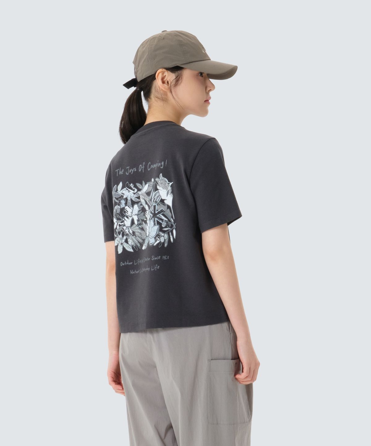 스노우피크 어패럴(SNOWPEAK APPAREL) 소로나 여성 트로피컬 반팔 티셔츠 (S26MWFTS71) Dark Charcoal