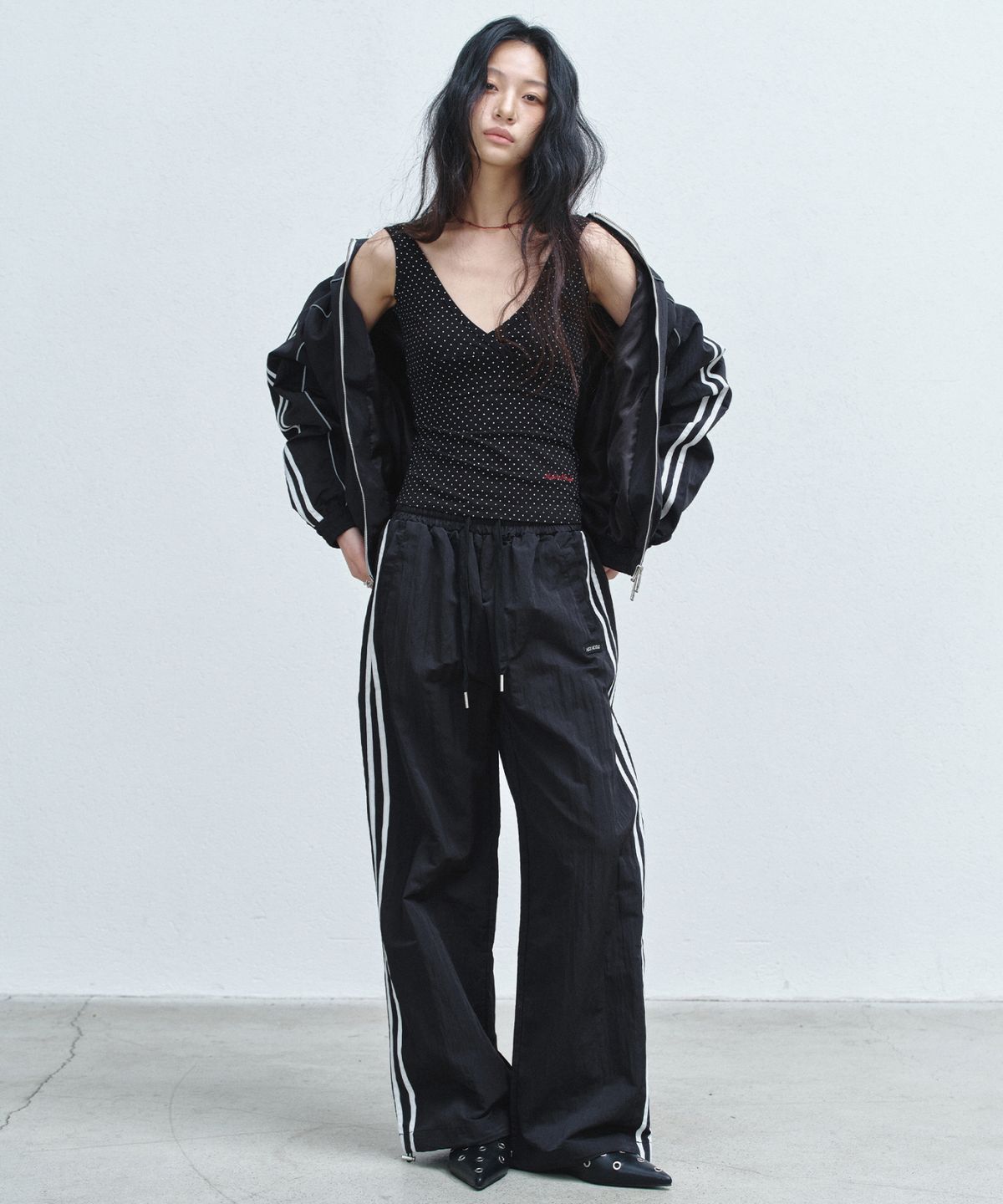 닉앤니콜(NICK&NICOLE) NYLON TRACK PANTS_BLACK