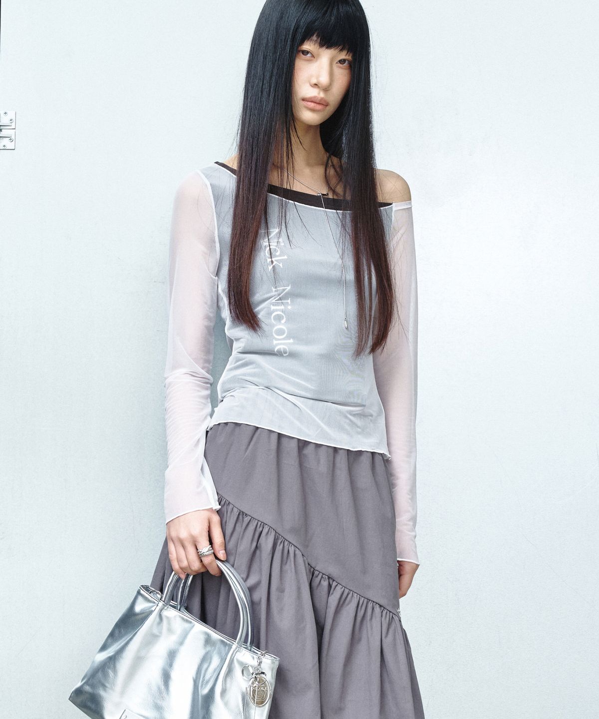 닉앤니콜(NICK&NICOLE) ASYMMETRIC LAYERED LOGO TOP_IVORY