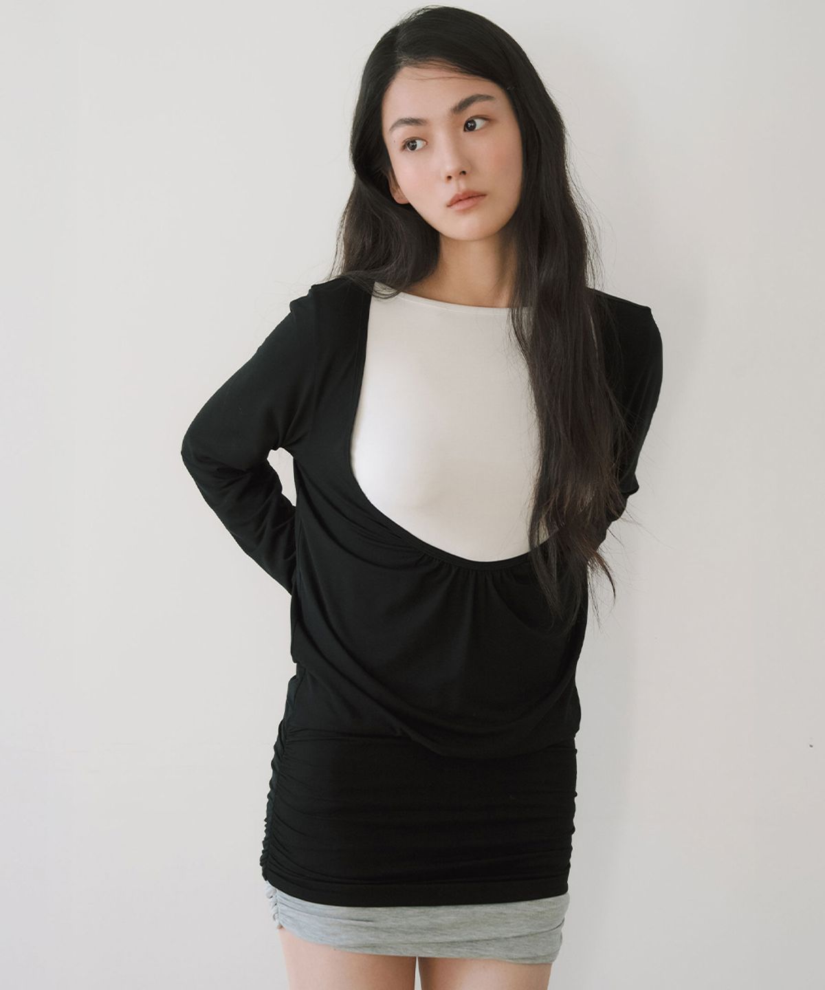 이어닝(YEARNING) LAYERED LOOSE SHIRRING U-NECK TOP, BLACK