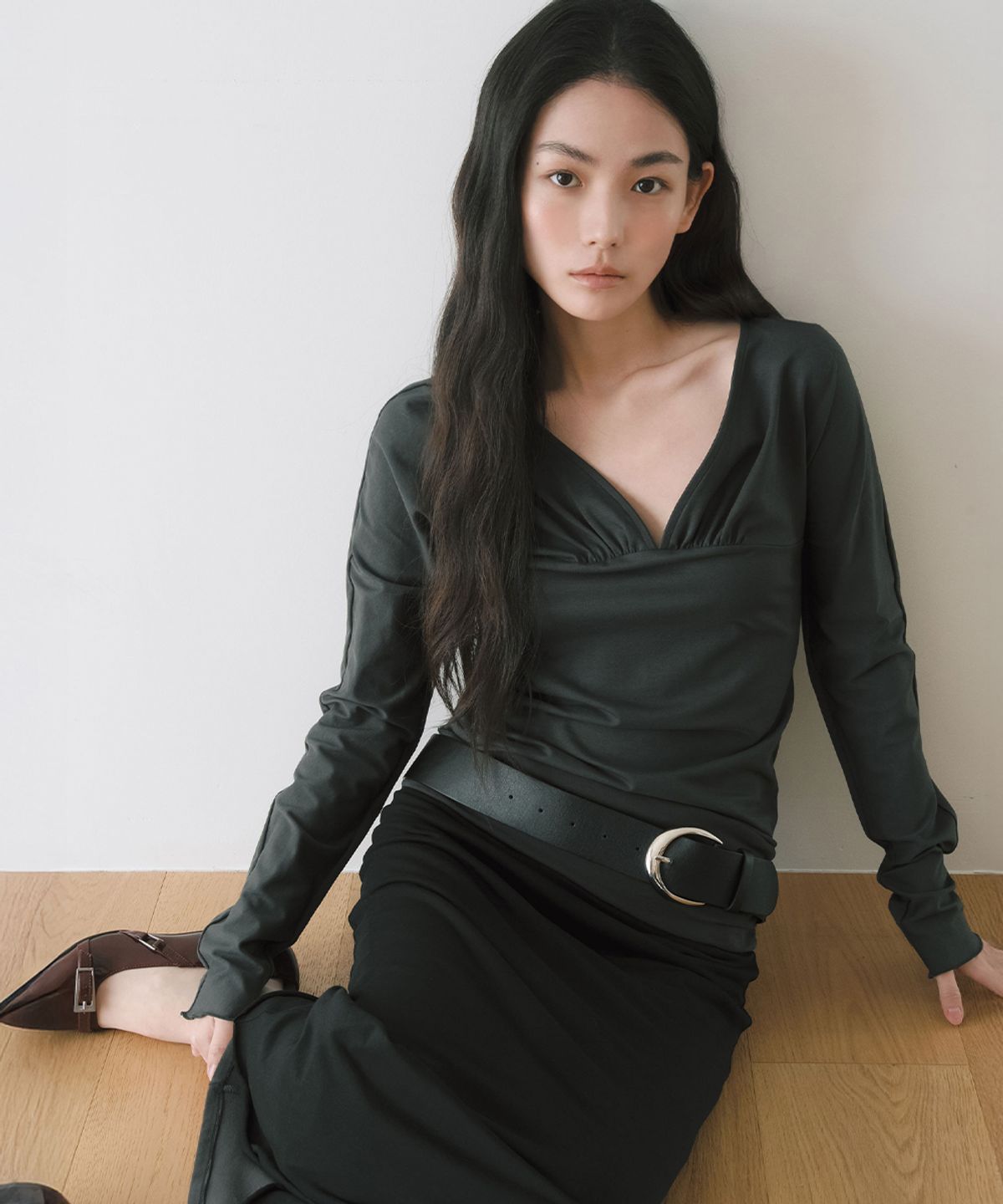 이어닝(YEARNING) FRONTBACK SHIRRING CURVED TOP, CHARCOAL