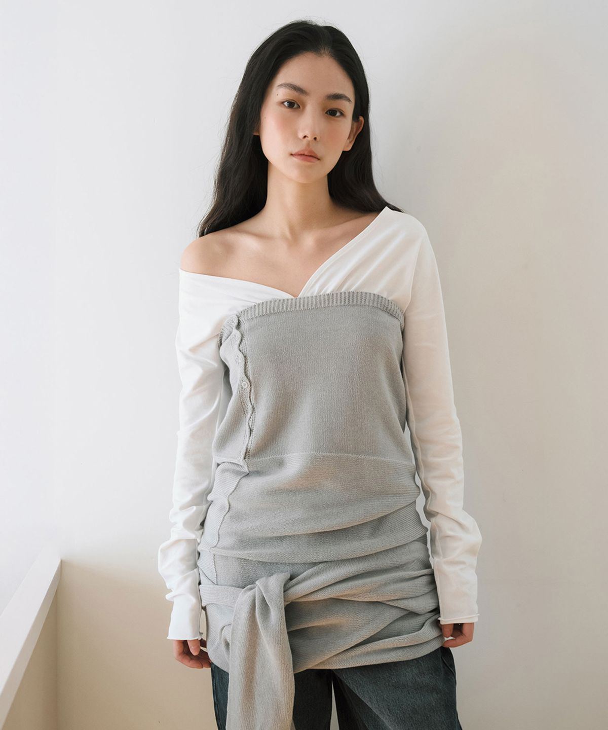 이어닝(YEARNING) SIDE BUTTON CURVED KNIT DRESS, LIGHT GREY