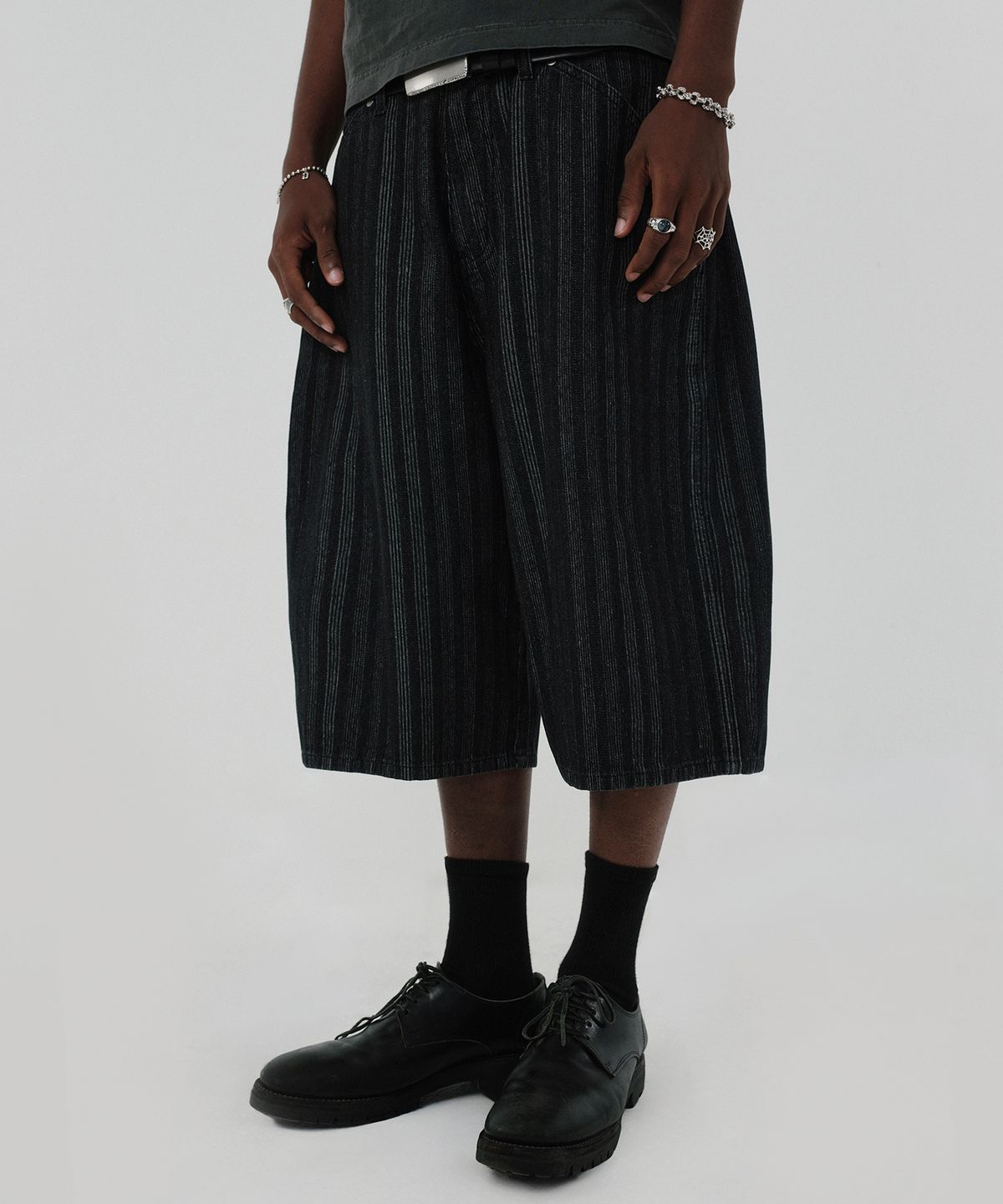 스웨이드(SUADE) STRIPE DENIM SHORTS [BLACK]