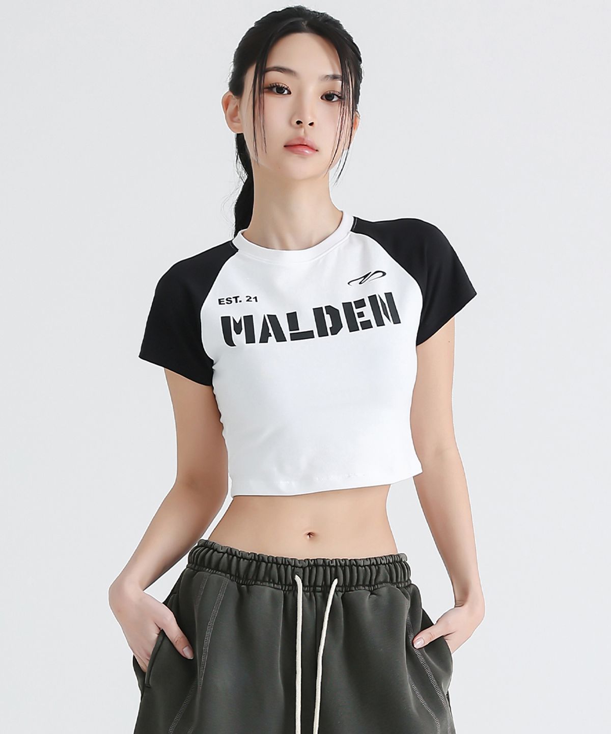 몰든(MALDEN) 배색 레터링 크롭 티셔츠