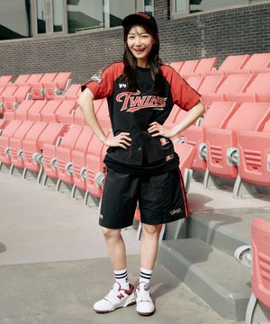 [LG트윈스x1993스튜디오] V4 트랙 나일론 쇼츠_레드