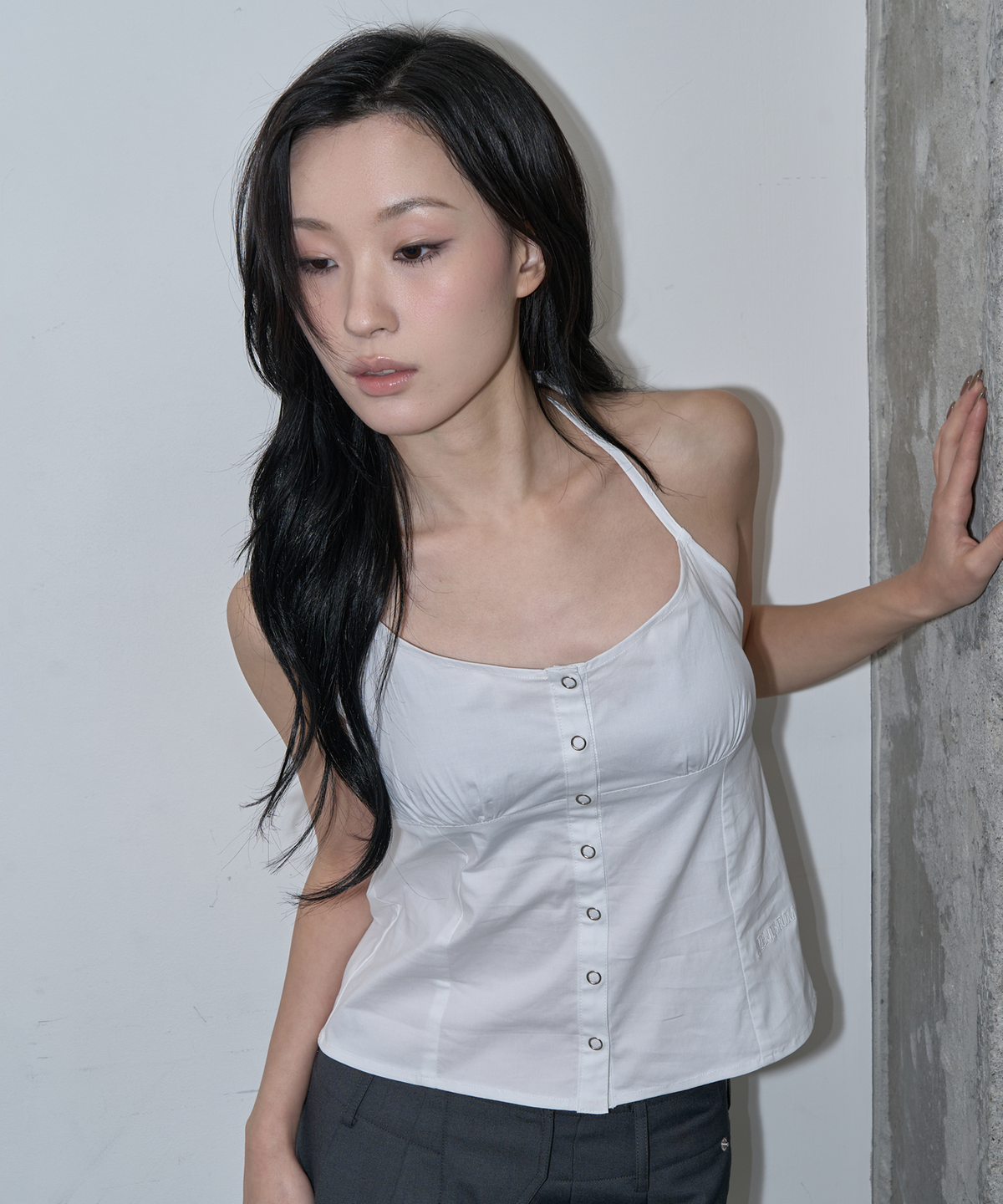 지제뮤지엄(ZIZEMUSEUM) STRAP DETAIL HALTER NECK BLOUSE (WHITE)