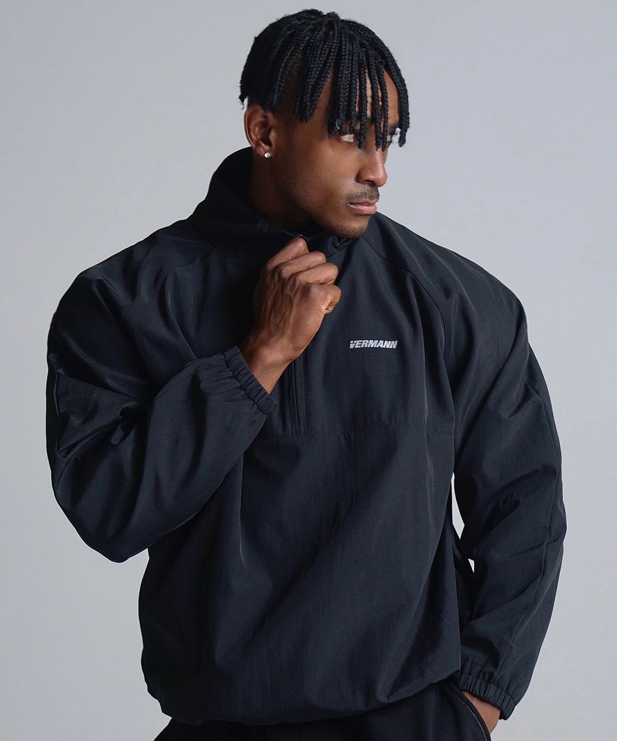 베르만 어패럴(VERMANN APPAREL) SIMPLE LOGO 스트럭쳐 하프 집업 [블랙]