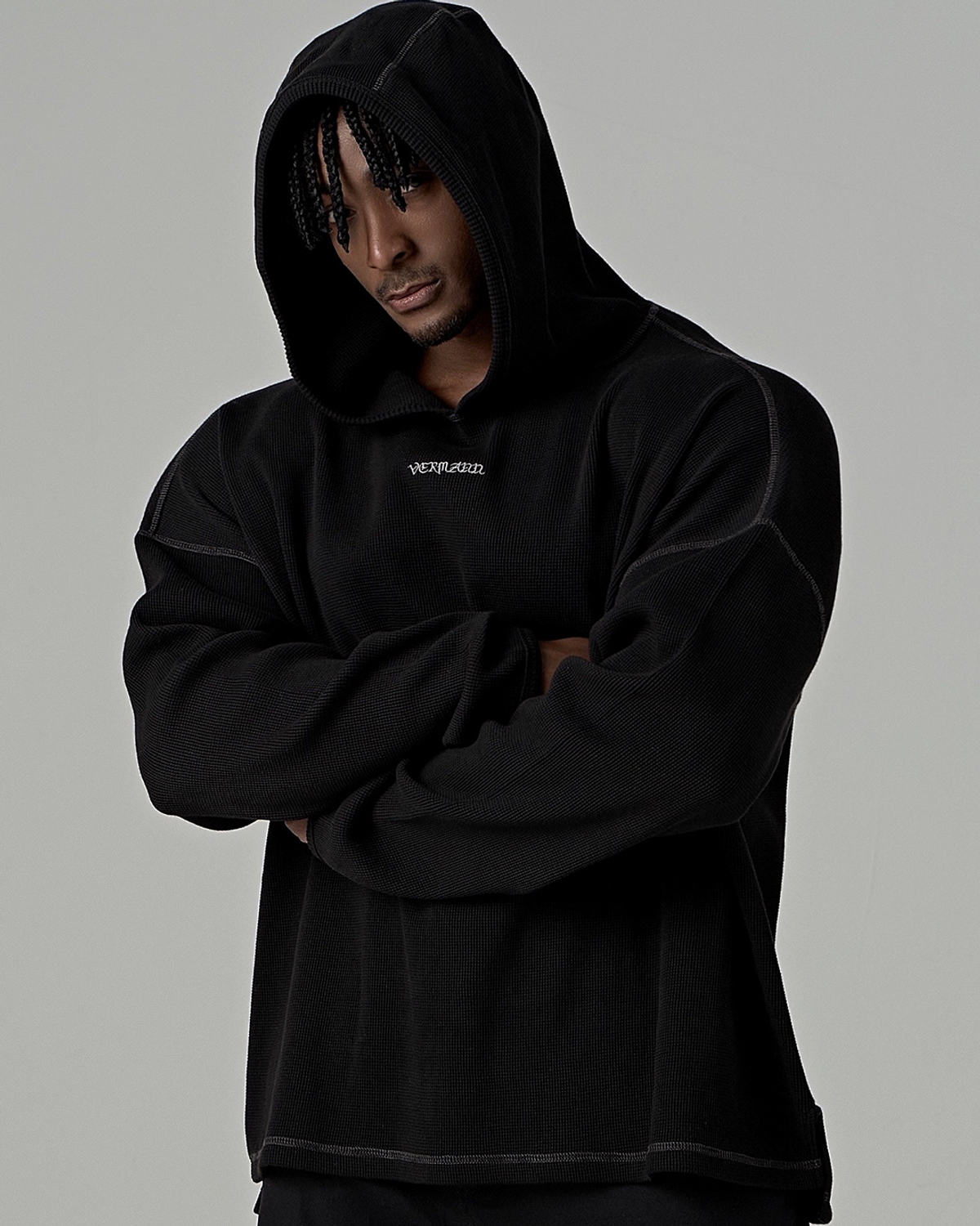 베르만 어패럴(VERMANN APPAREL) 와플 니트 오버로크 오버핏 후드티 [블랙]