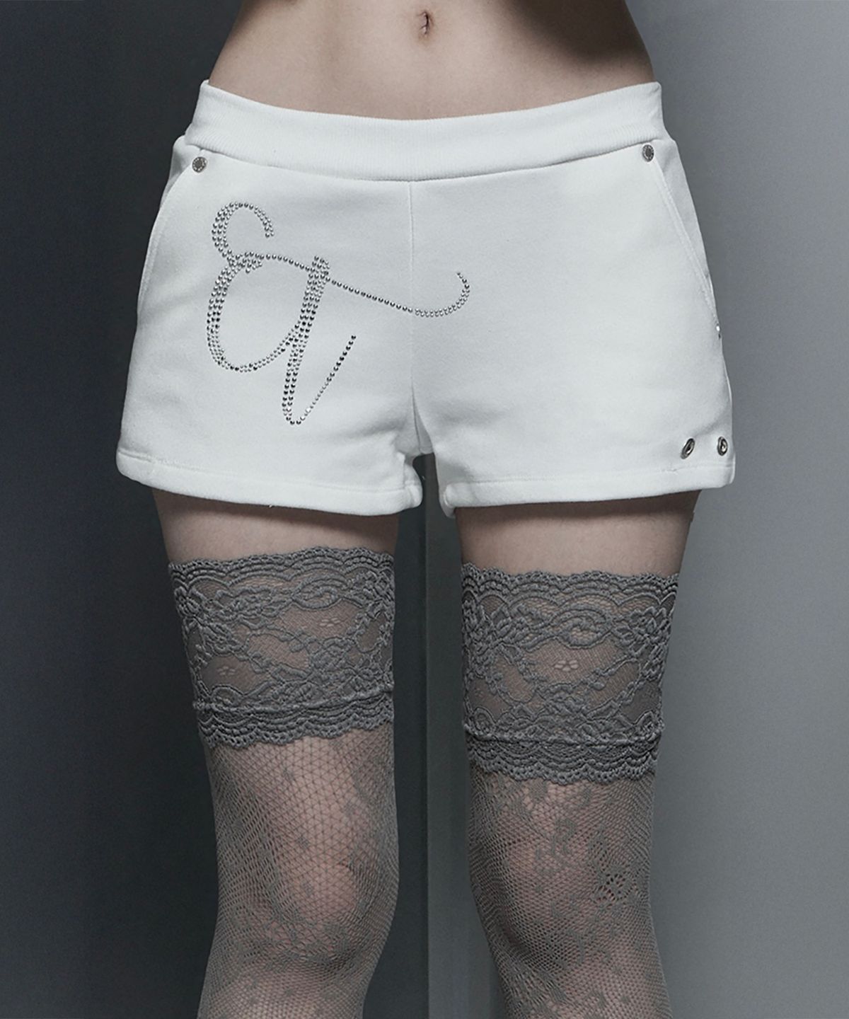 에트오소메(ETRE AU SOMMET) Hotfix Side Mini Shorts (White)