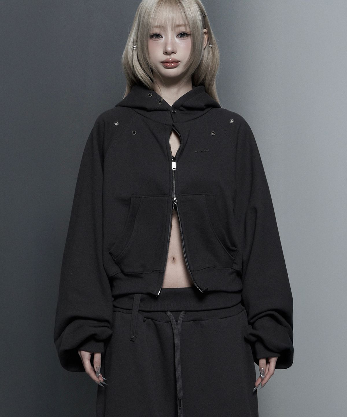 에트오소메(ETRE AU SOMMET) Hotfix Detail Cropped Two-Way Zip Hoodie (Charcoal)