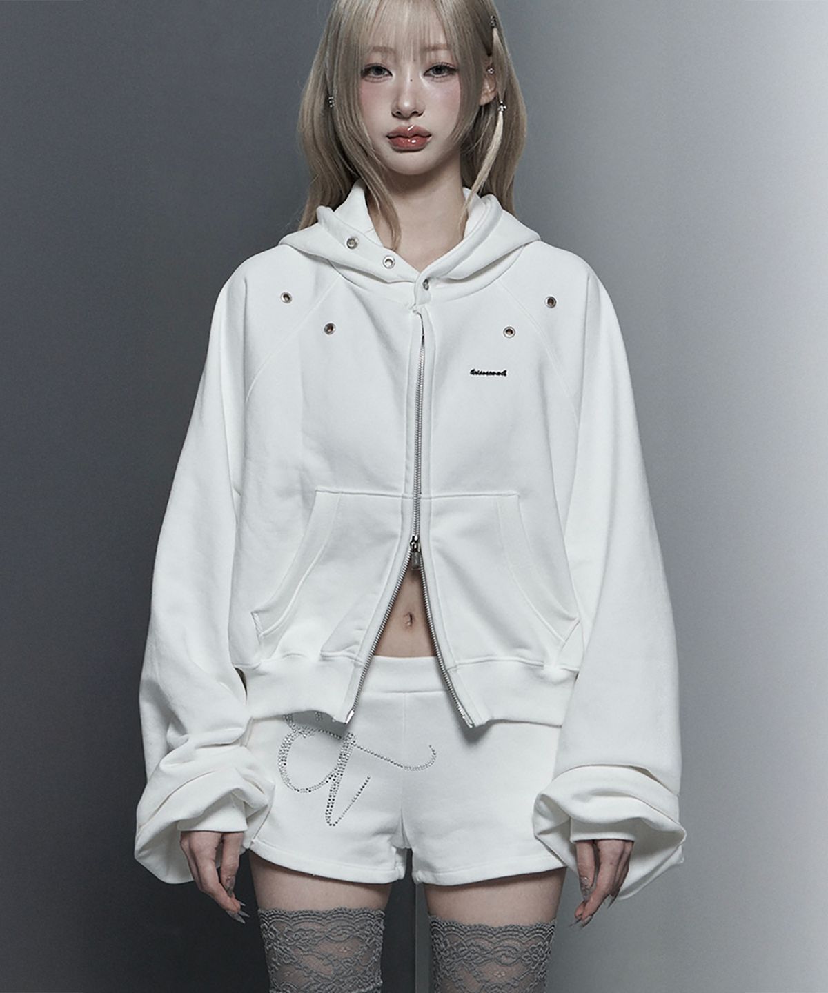 에트오소메(ETRE AU SOMMET) Hotfix Detail Cropped Two-Way Zip Hoodie (White)