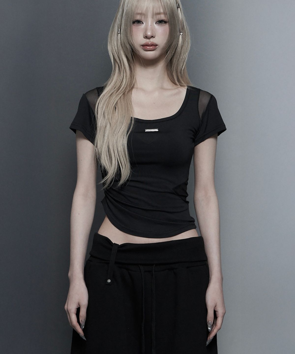 에트오소메(ETRE AU SOMMET) Modern Square Shirring Tee (Black)