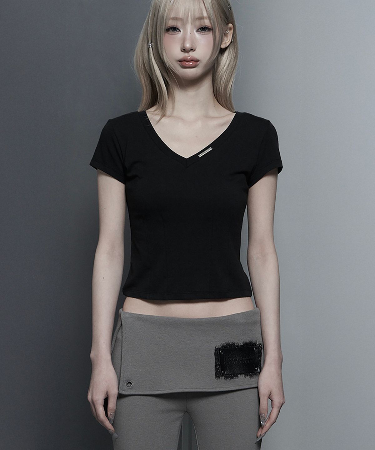 에트오소메(ETRE AU SOMMET) Dart Line V-Neck Slim Top (Black)