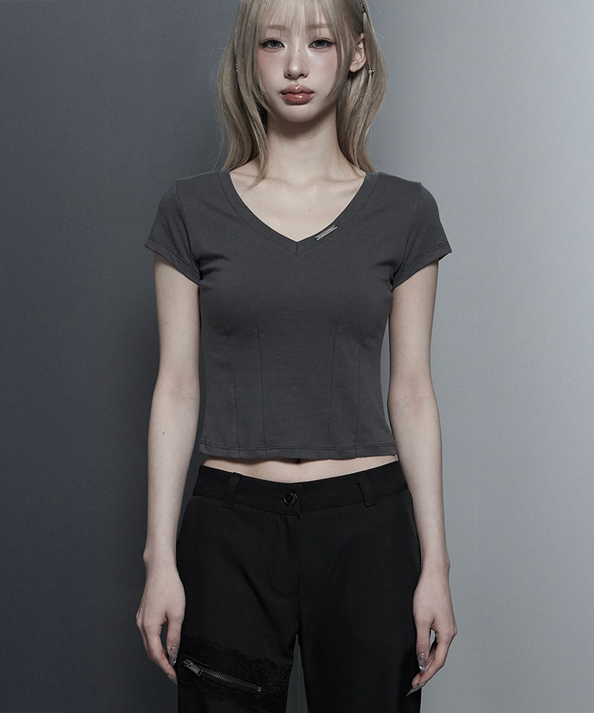 에트오소메(ETRE AU SOMMET) Dart Line V-Neck Slim Top (Dark Gray)