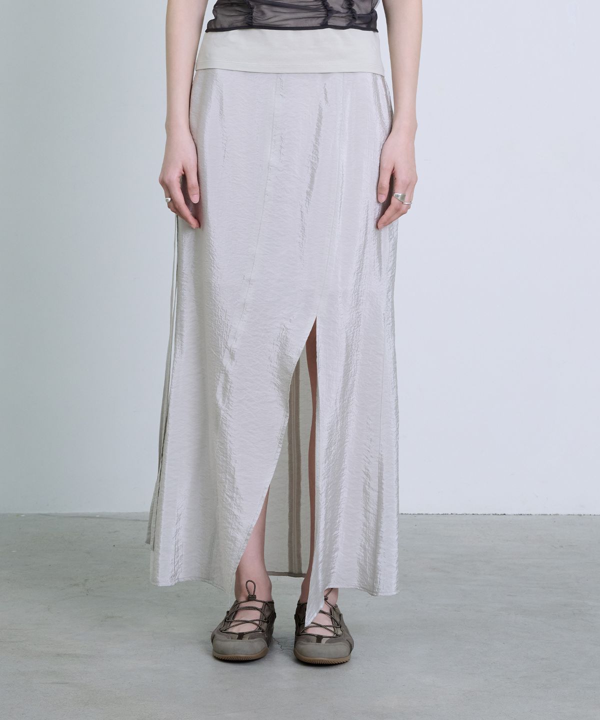 더애틋(THE AÉTUT) Asymmetrical incision Maxi Skirt_Light Grey