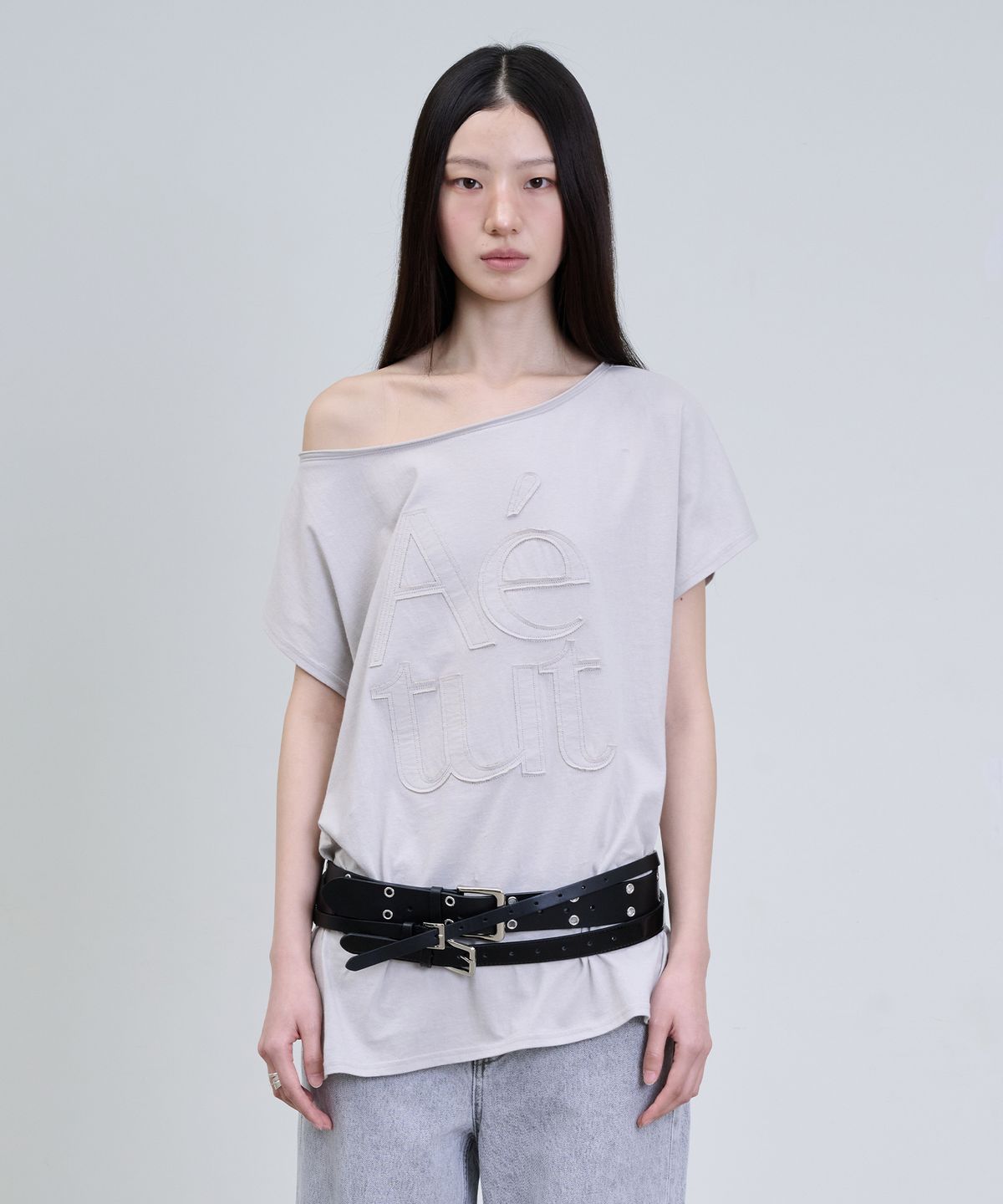 더애틋(THE AÉTUT) One-Shoulder Logo Patch T-Shirt_Light Grey