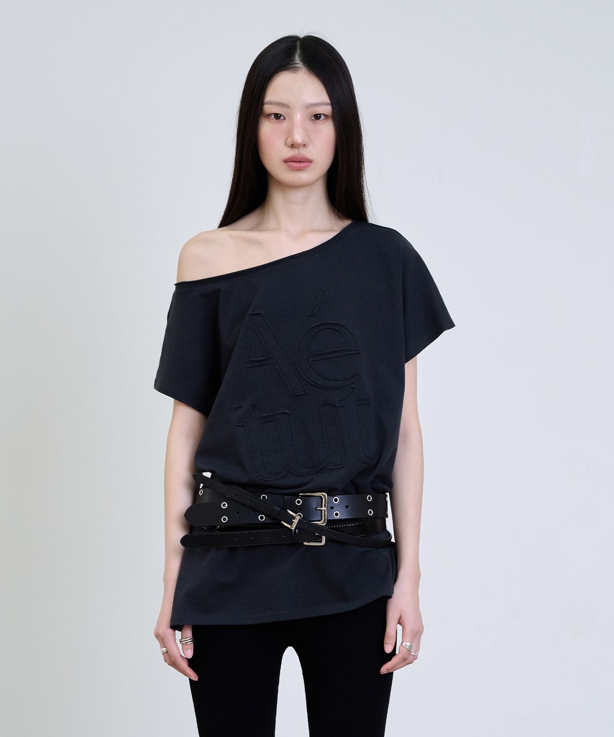 더애틋(THE AÉTUT) One-Shoulder Logo Patch T-Shirt_Charcoal