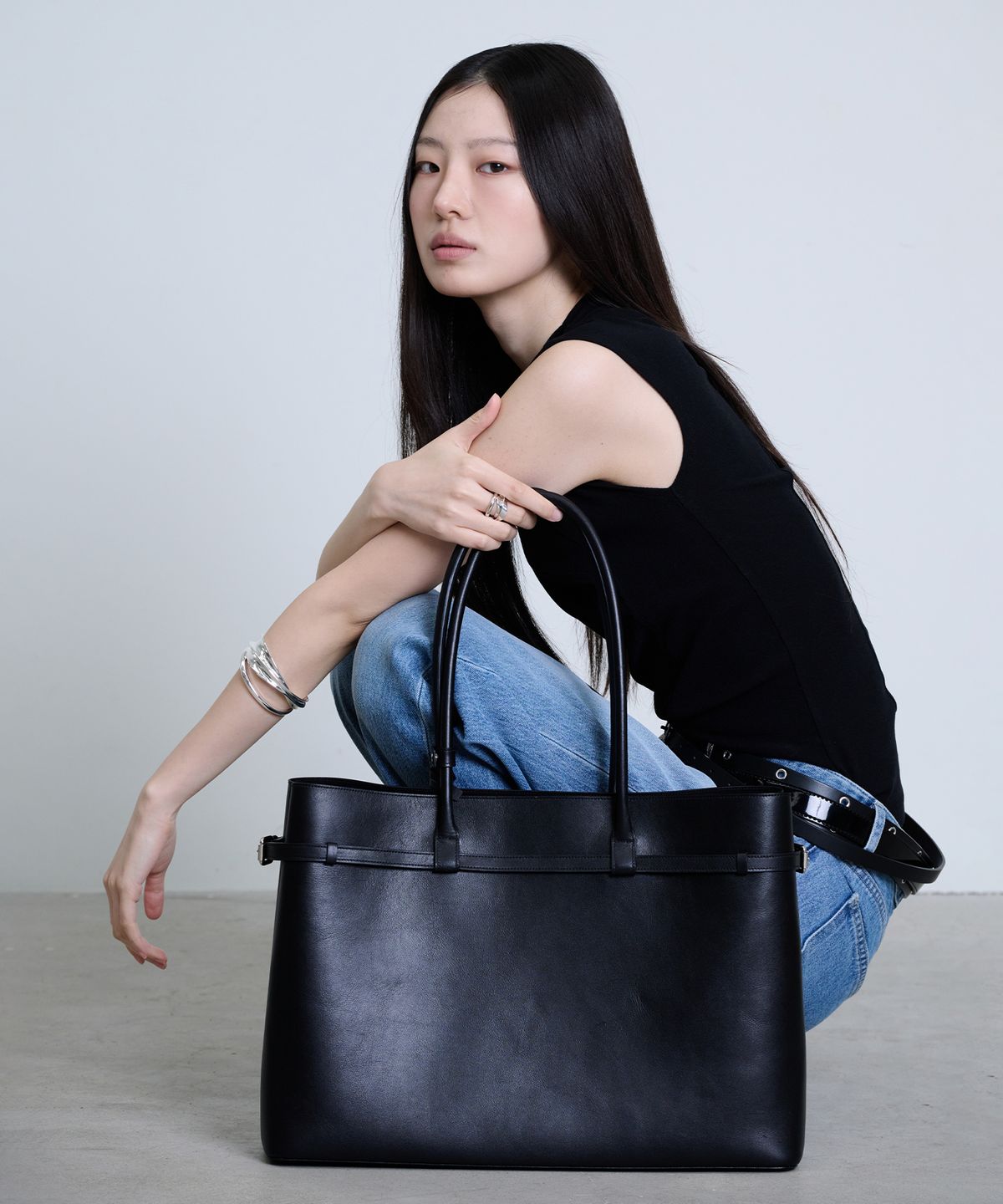더애틋(THE AÉTUT) Classic Belted Leather Tote Bag_Black