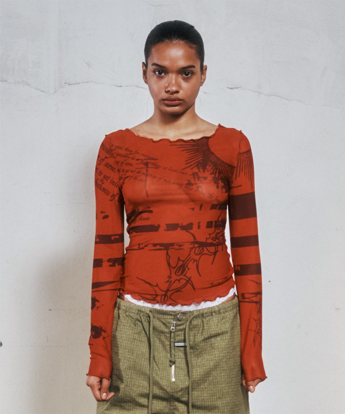 더바이닐하우스(THEVINYLHOUSE) GRAFFITI MESH LS TEE (W) RED