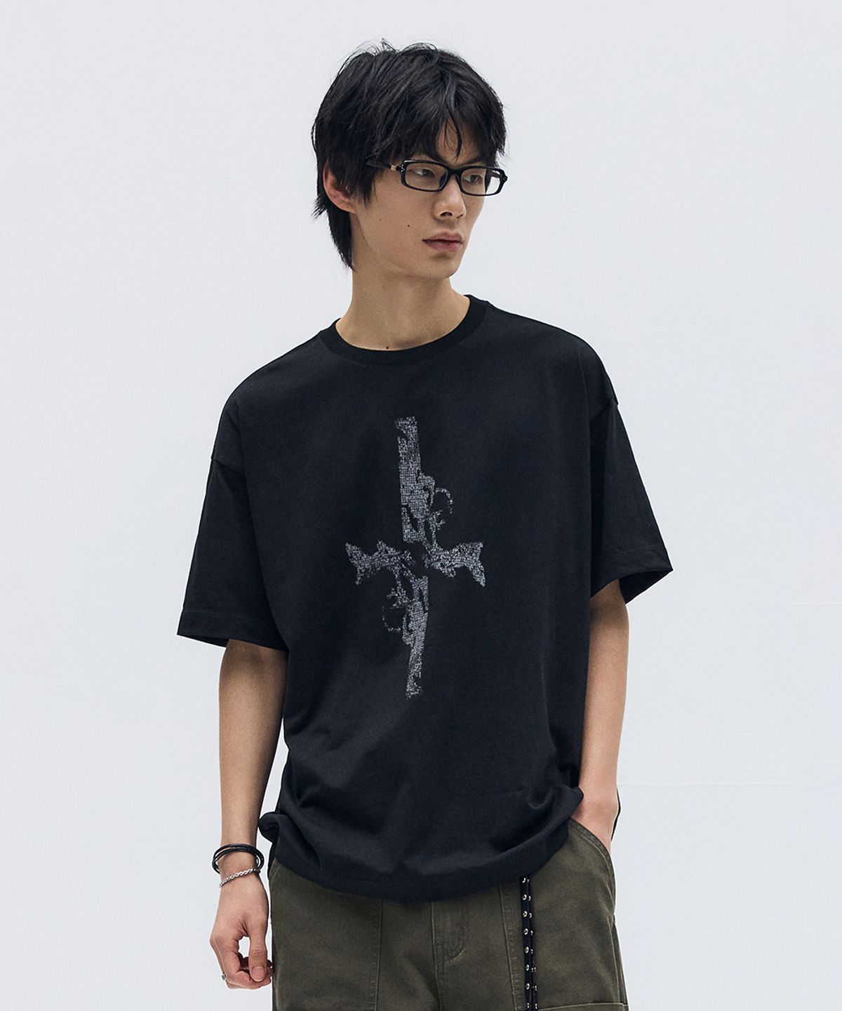 메종미네드(MAISON MINED) CROSS GUN GRAPHIC HALF T BLACK