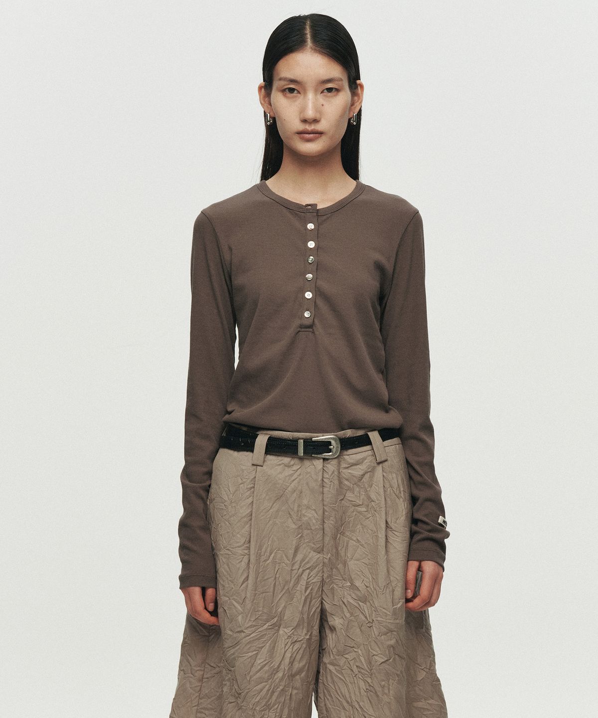 호이테(HEUTE) RIB SHEER HENLEY NECK T-SHIRT (BROWN)