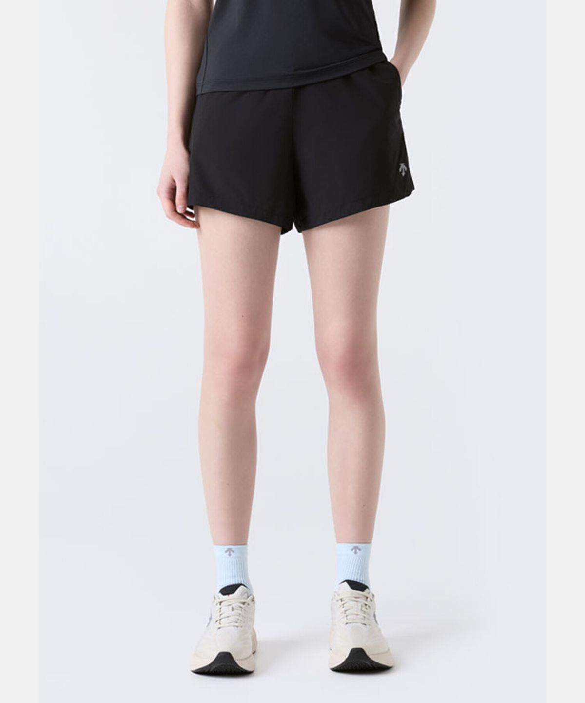 데상트(DESCENTE) 우먼스 러닝 경량 4인치 쇼츠 블랙 SR122RHP32