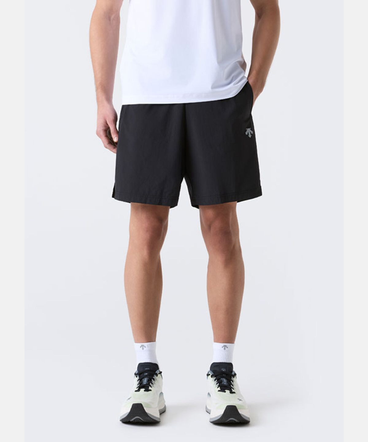 데상트(DESCENTE) 러닝 7인치 나일론 쇼츠 블랙 SR121RHP23