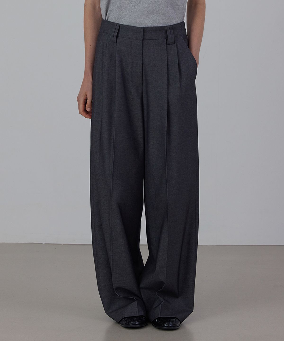 퀸스래빗(Q'SRB) Back-banding Two-tuck Semi Wide Slacks Pants