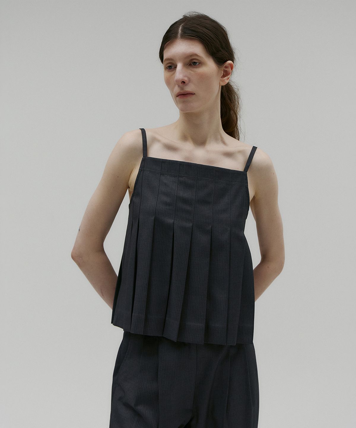 솔티페블(SALTY PEBBLE) STRIPED PLEATED SLEEVELESS TOP [CHARCOAL]