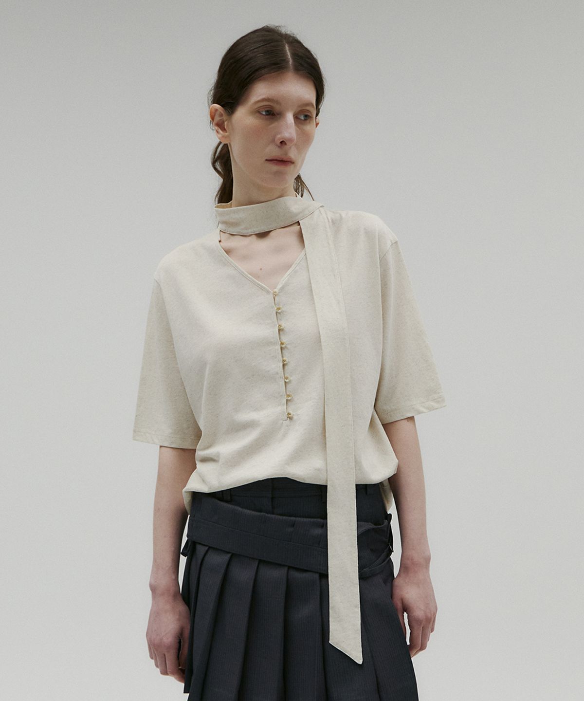 솔티페블(SALTY PEBBLE) BUTTON DETAIL MUFFLER T-SHIRT [IVORY]