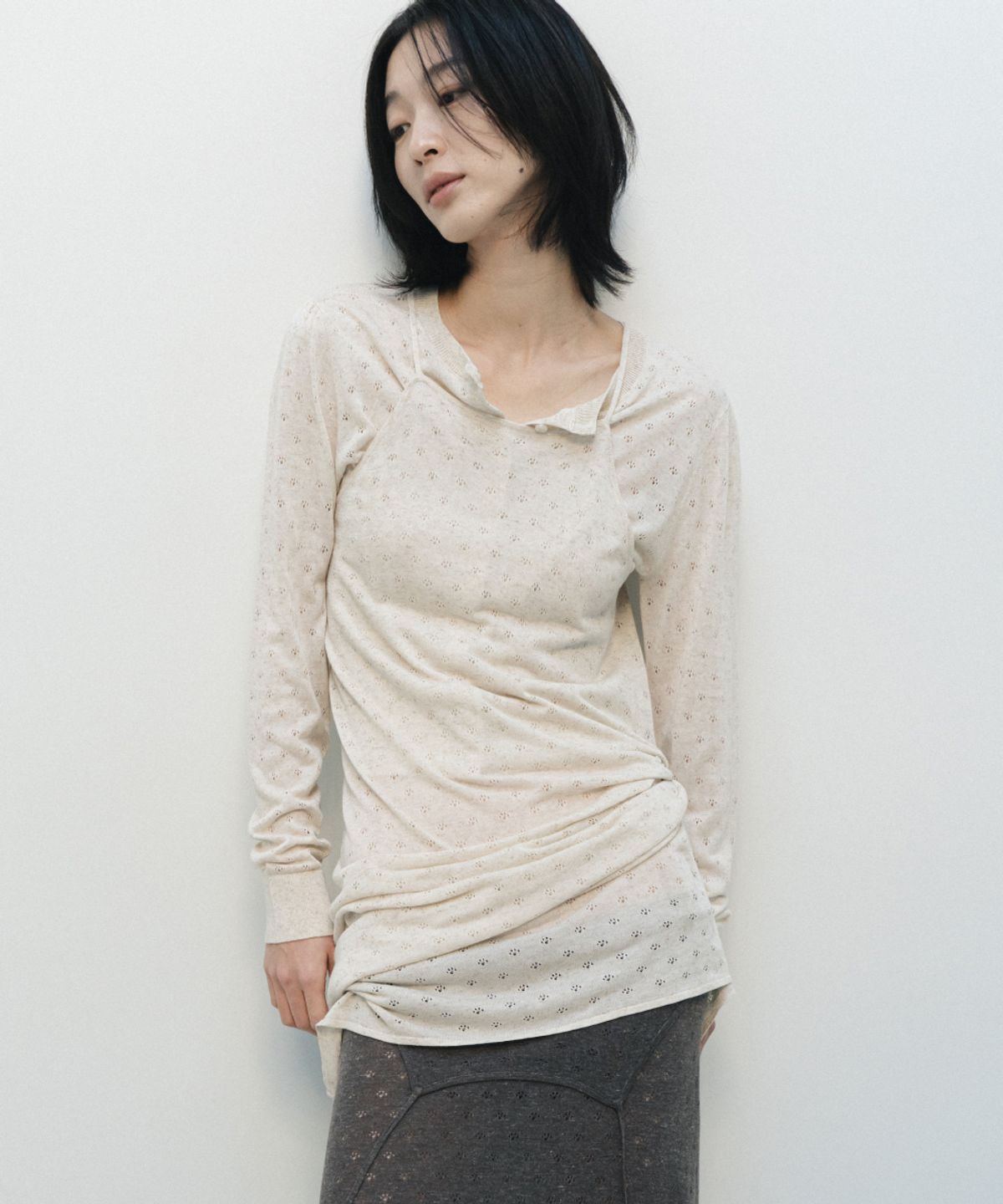 솔티페블(SALTY PEBBLE) BACK-TIE HALTER NECK SKASHI KNIT DRESS [IVORY]