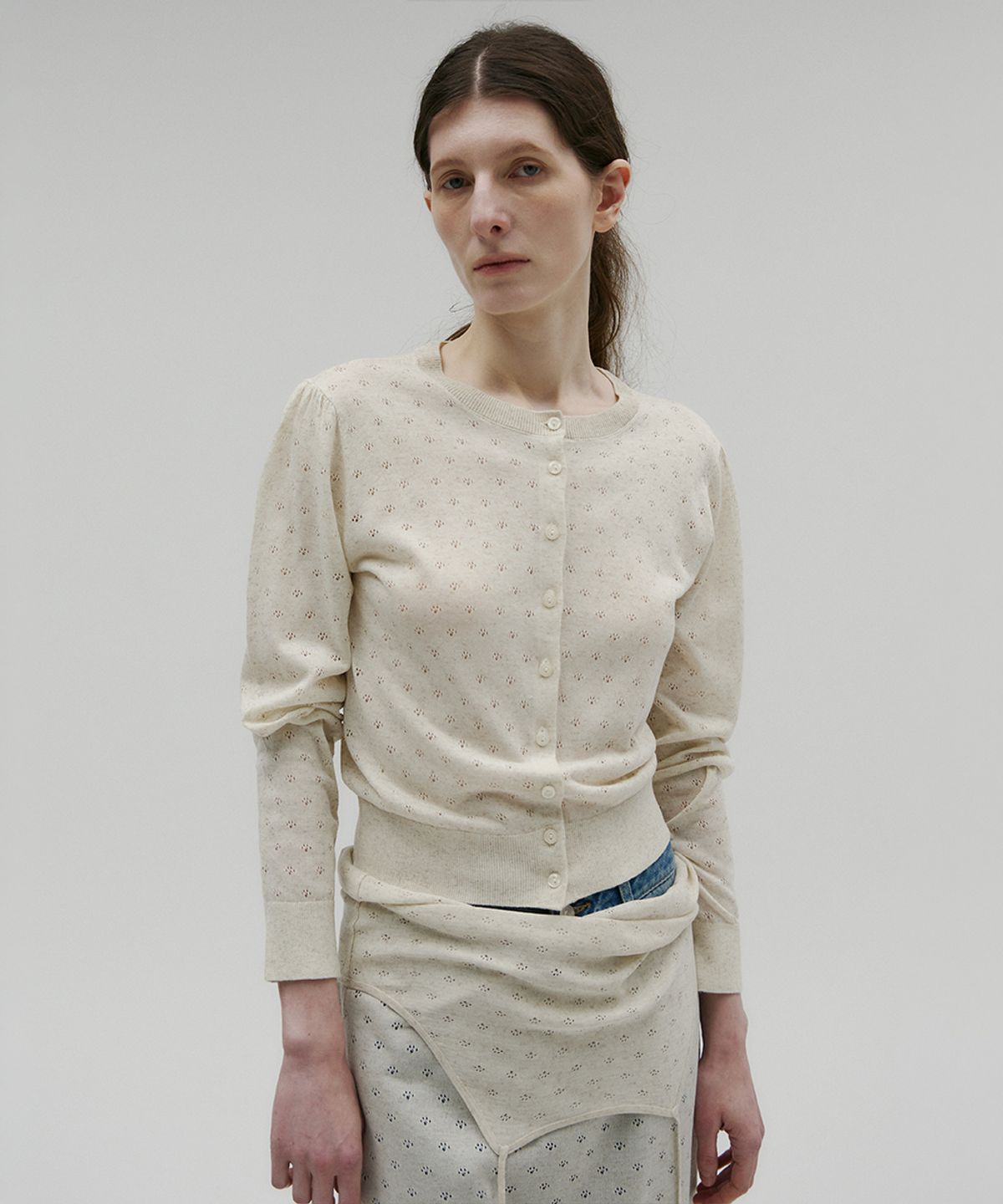 솔티페블(SALTY PEBBLE) SEMI-GATHERED SHOULDER SKASHI KNIT CARDIGAN [IVORY]