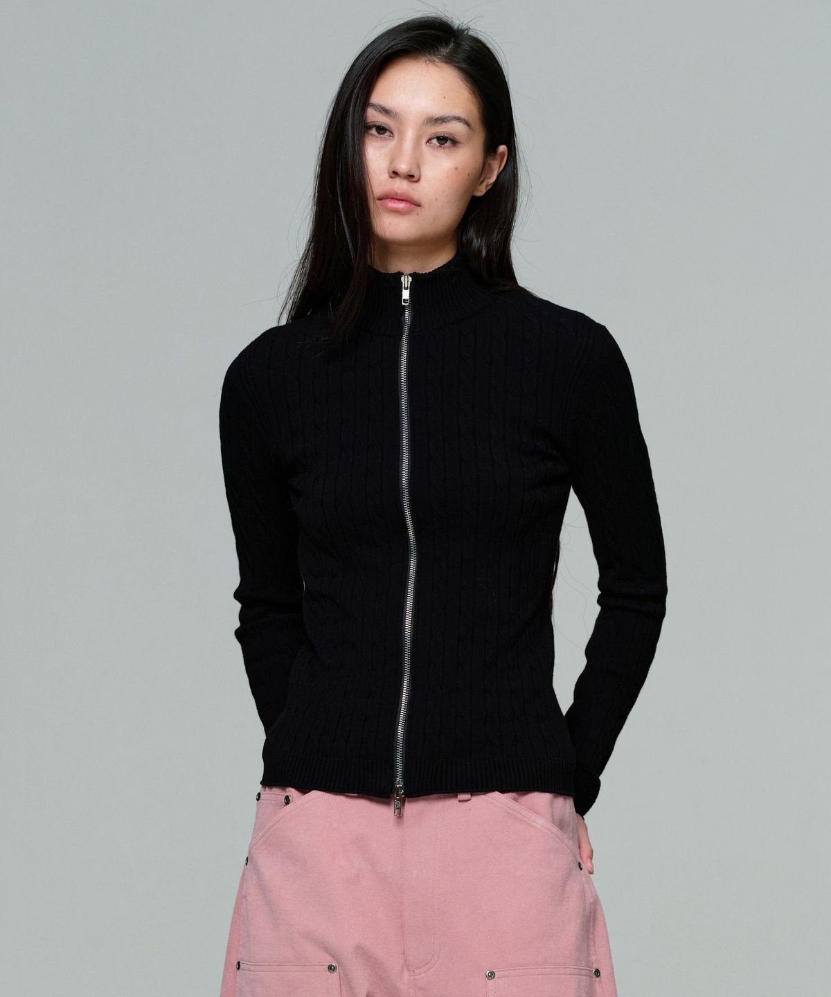 이알에이(ERA) WOMEN FITTED CABLE ZIP KNIT -  BLACK