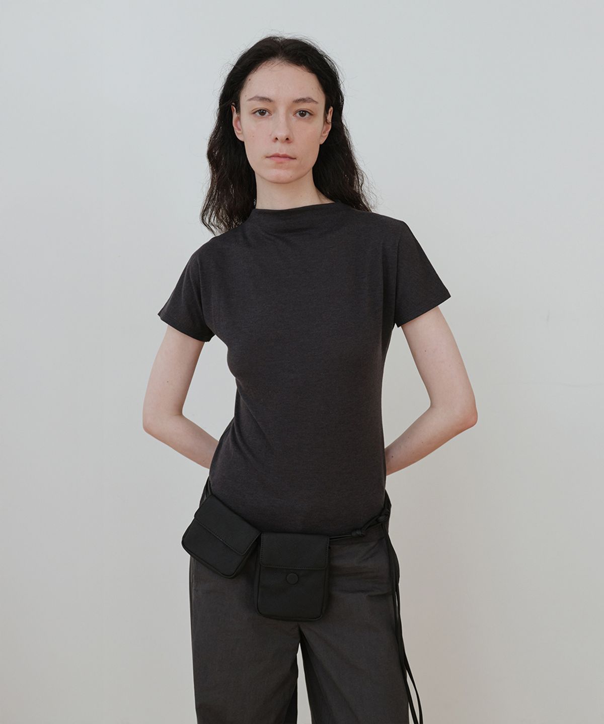 로우타이드(LOW TIDE) MOCK NECK TOP [CHARCOAL]