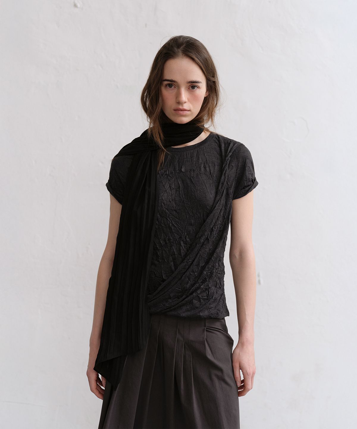 로우타이드(LOW TIDE) CREASE DRAPE T-SHIRT [CHARCOAL]