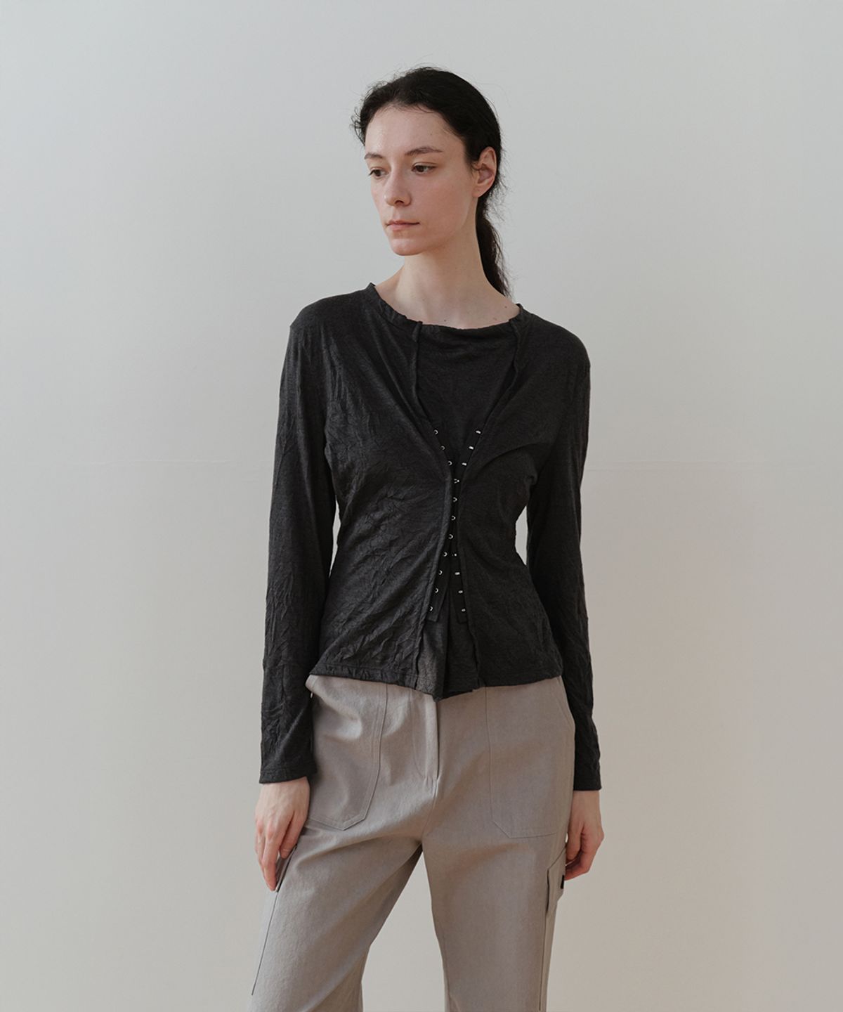로우타이드(LOW TIDE) CREASE SNAP TOP [CHARCOAL]