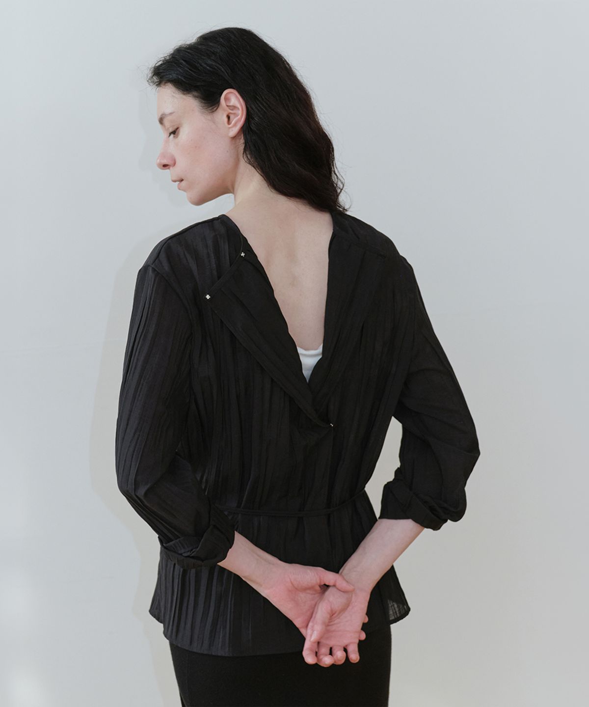 로우타이드(LOW TIDE) SHEER PLEATS CARDIGAN [BLACK]