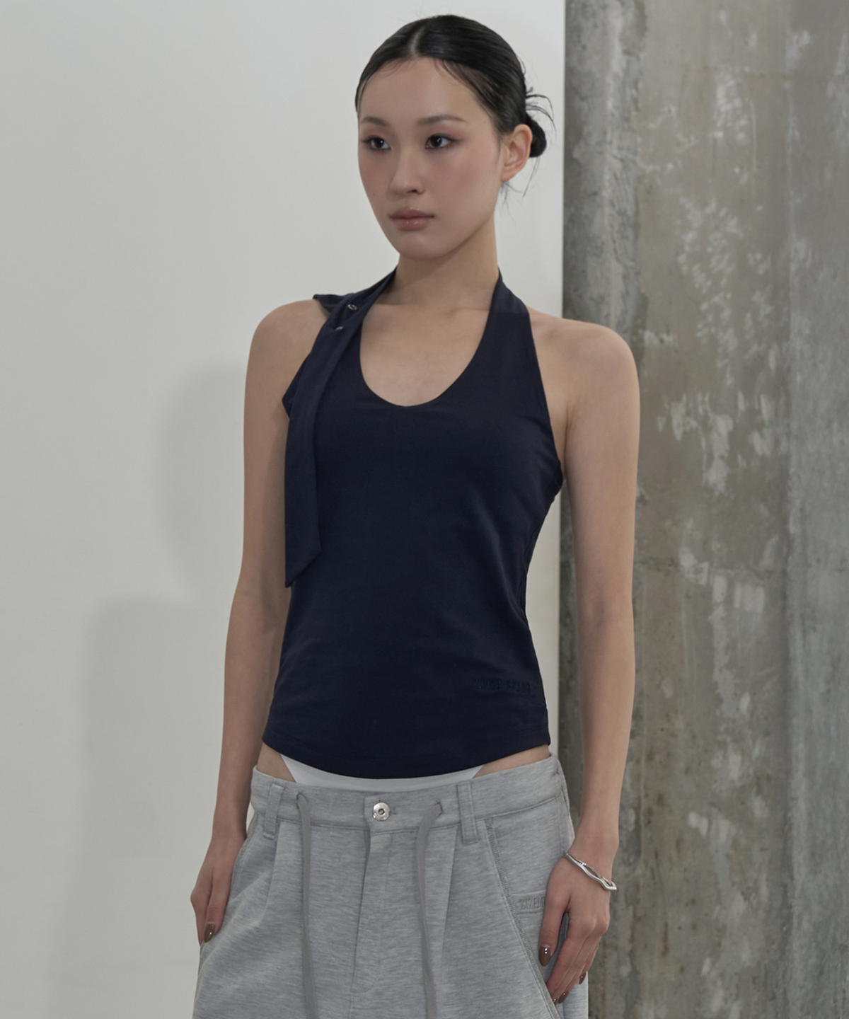 지제뮤지엄(ZIZEMUSEUM) MULTIWAY STRAP HALTER TOP (DEEP NAVY)