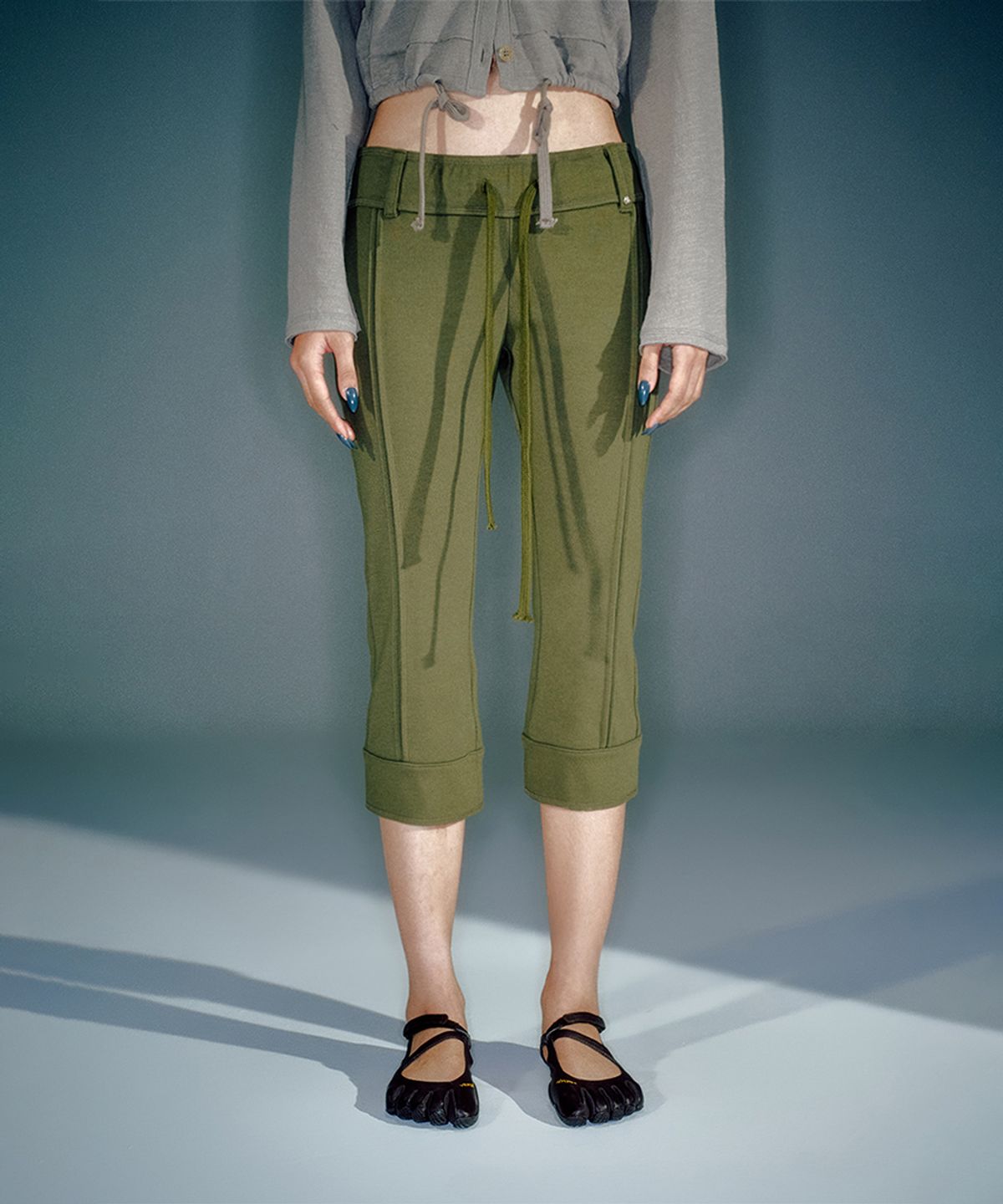 베이컨트 아카이브(VACANT ARCHIVE) WORKSHOP CAPRI SLIM JERSEY PANTS KHAKI