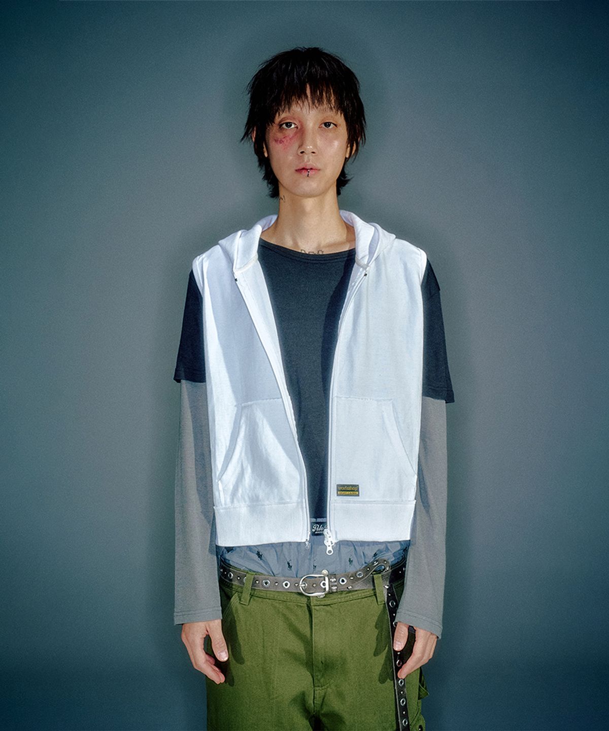 베이컨트 아카이브(VACANT ARCHIVE) (MEN) WORKSHOP SLEEVELESS HOODIE ZIP-UP WHITE