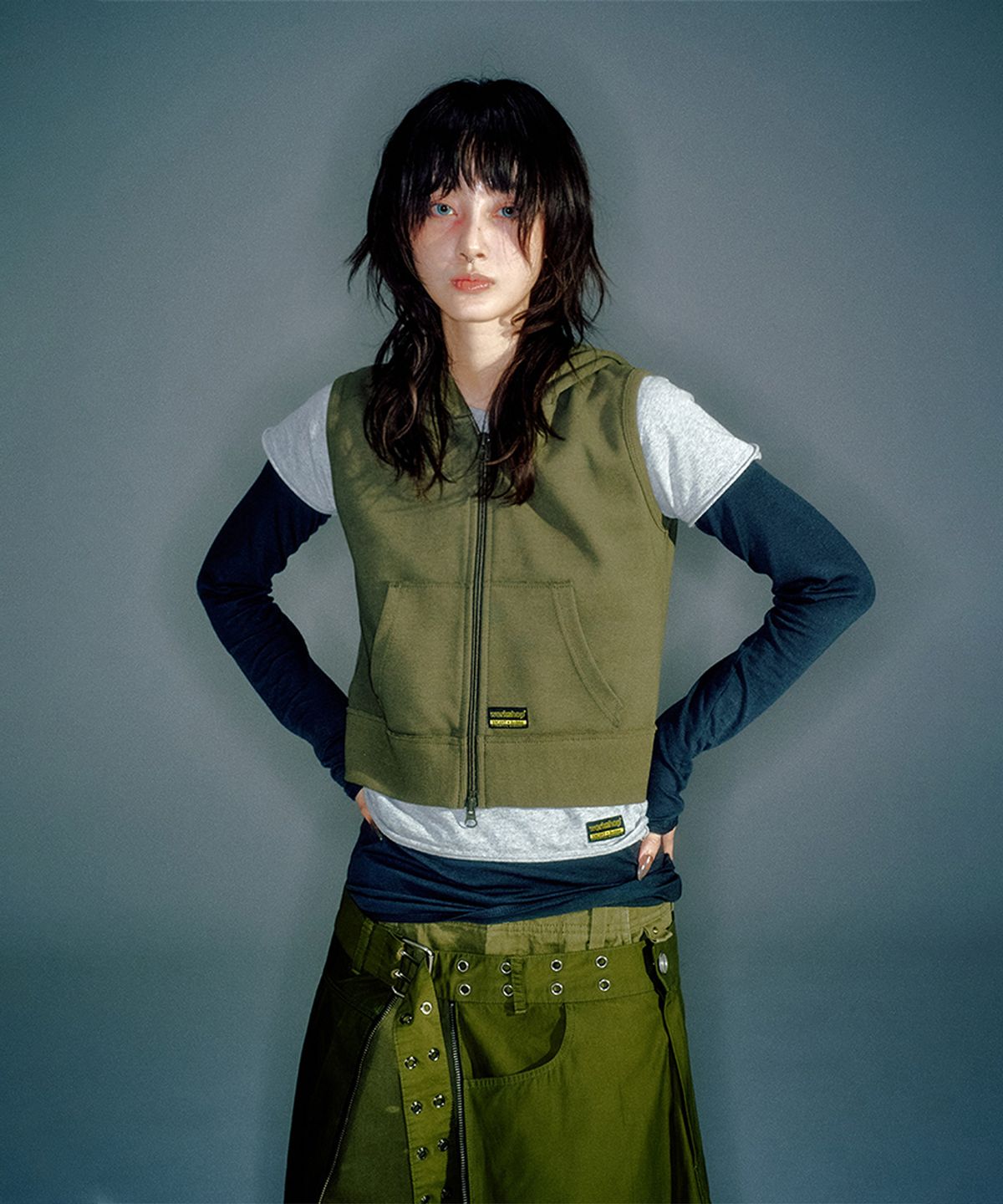 베이컨트 아카이브(VACANT ARCHIVE) (WOMEN) WORKSHOP SLEEVELESS HOODIE ZIP-UP KHAKI