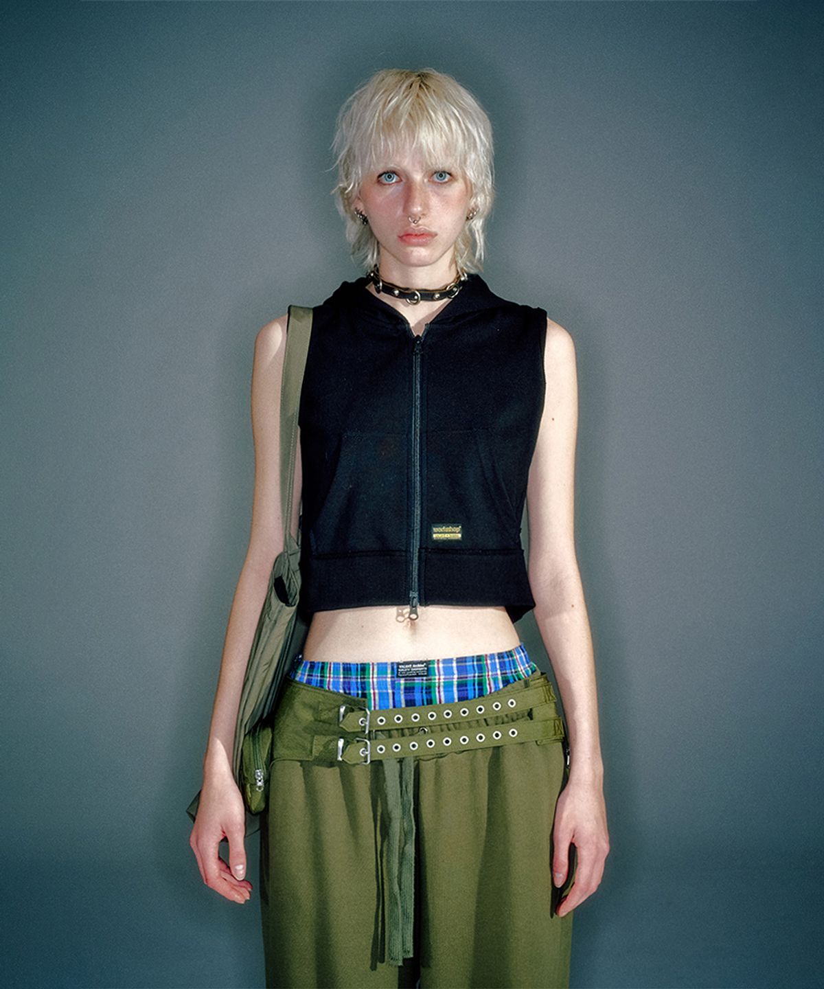 베이컨트 아카이브(VACANT ARCHIVE) (WOMEN) WORKSHOP SLEEVELESS HOODIE ZIP-UP BLACK