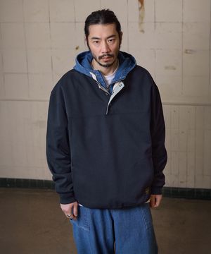 헨리넥 버튼 포켓 맨투맨 네이비