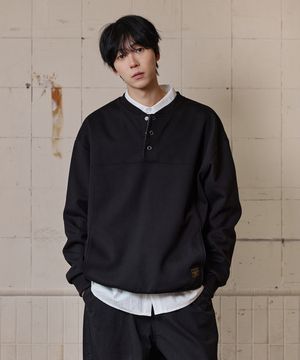 헨리넥 버튼 포켓 맨투맨 블랙