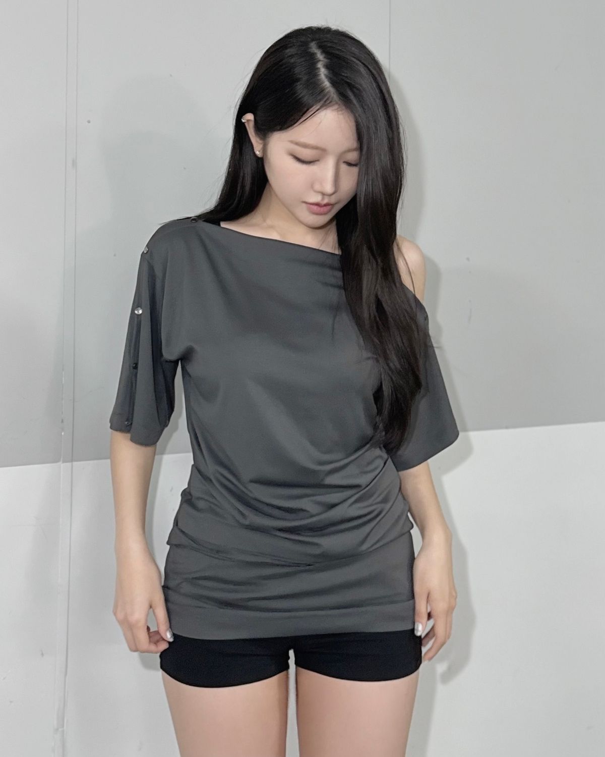 지제뮤지엄(ZIZEMUSEUM) MULTI-WAY SNAP DRAPE DRESS (CHARCOAL)