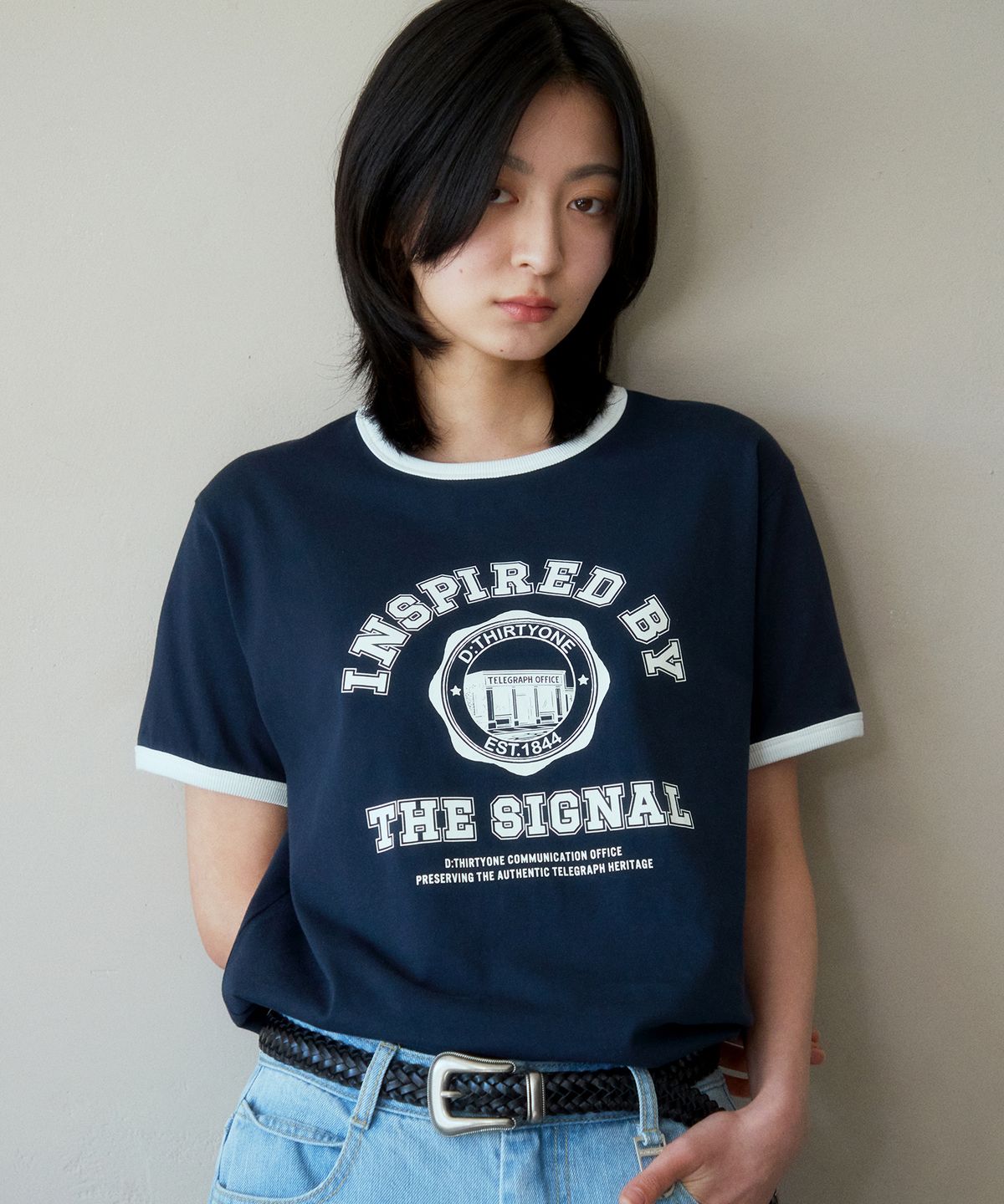 디써티원(DTHIRTYONE) Embroidered Lettering Short Sleeve T-Shirt (NAVY)