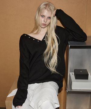 Damage Eyelet V-Neck Sweatshirt Black