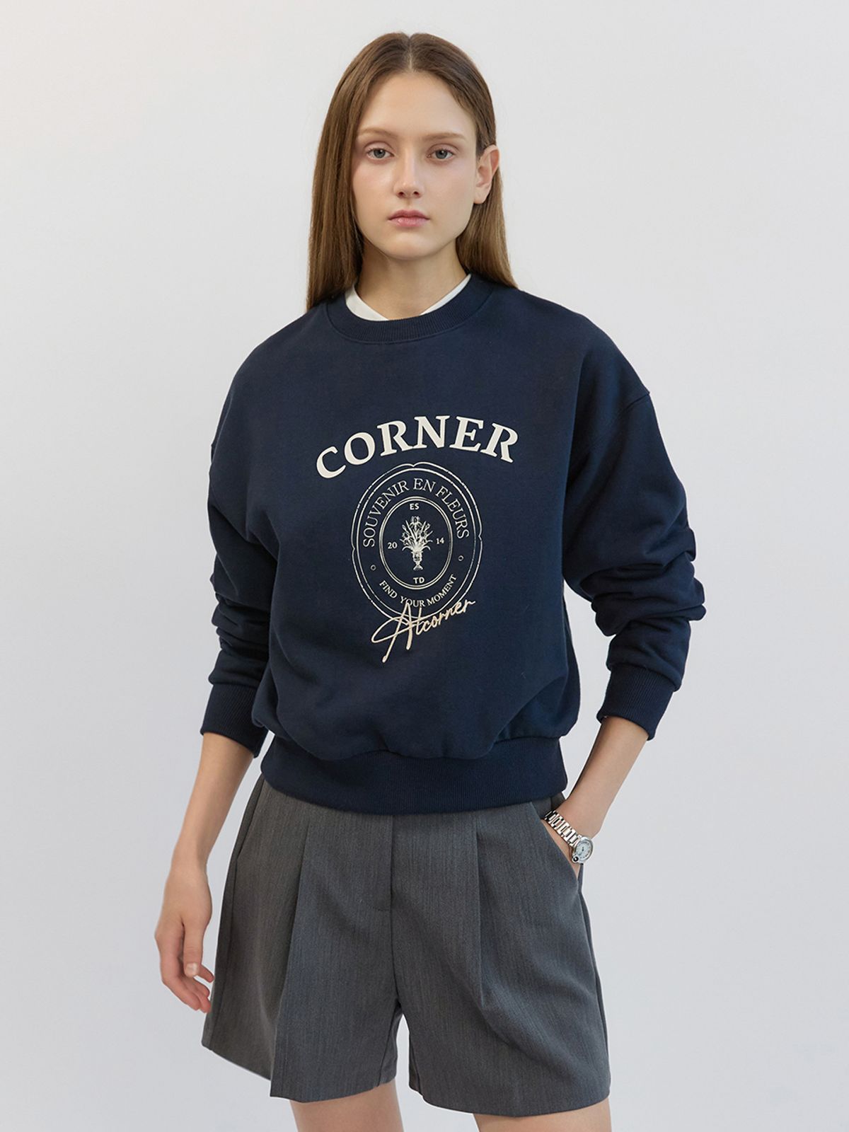 앳코너(ATCORNER) 코너 그래픽 크롭 맨투맨 네이비 AT5TSF069NV