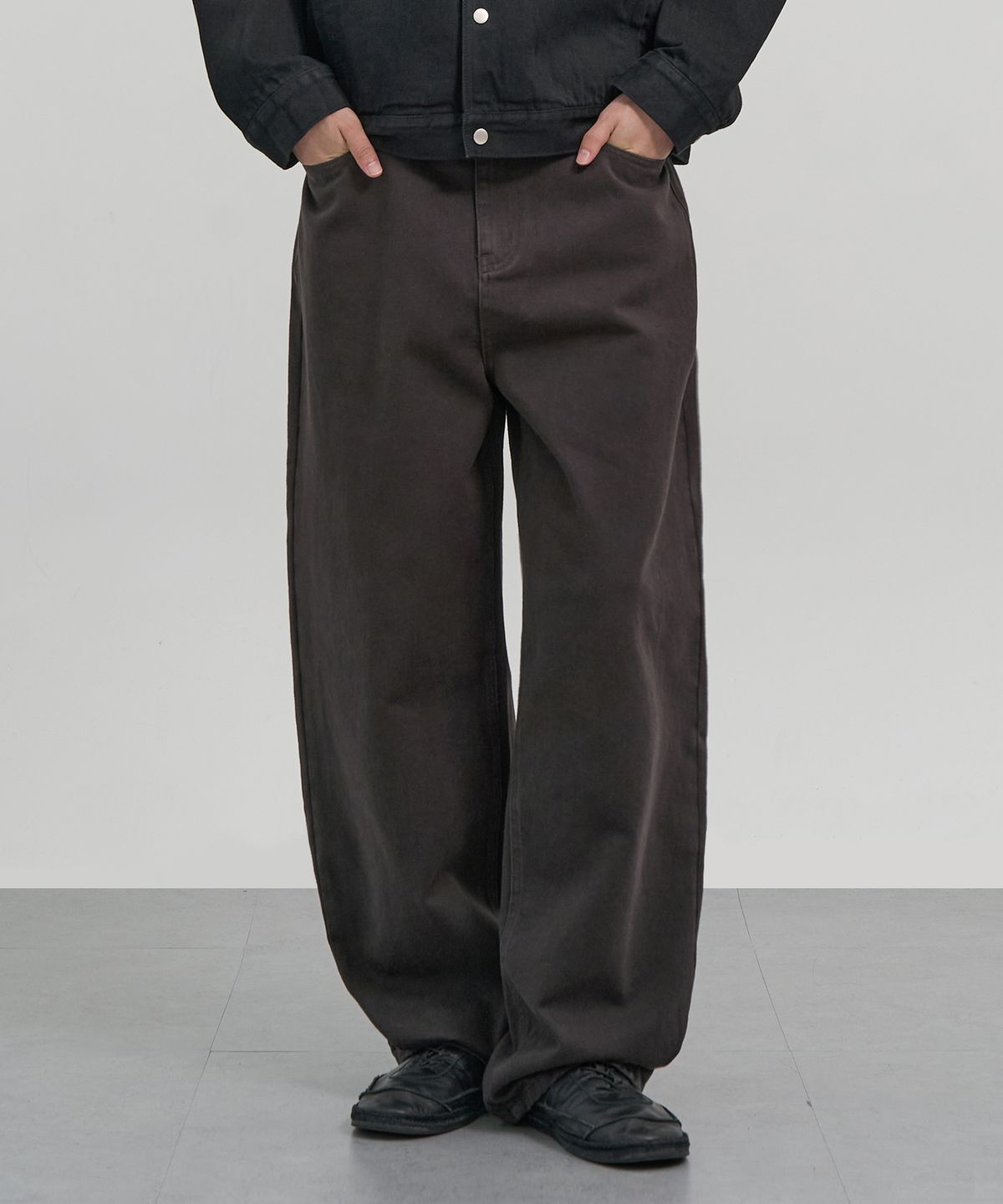 엑스컨테이너(EXCONTAINER) 데일리 커브드 코튼 팬츠 (CHARCOAL)
