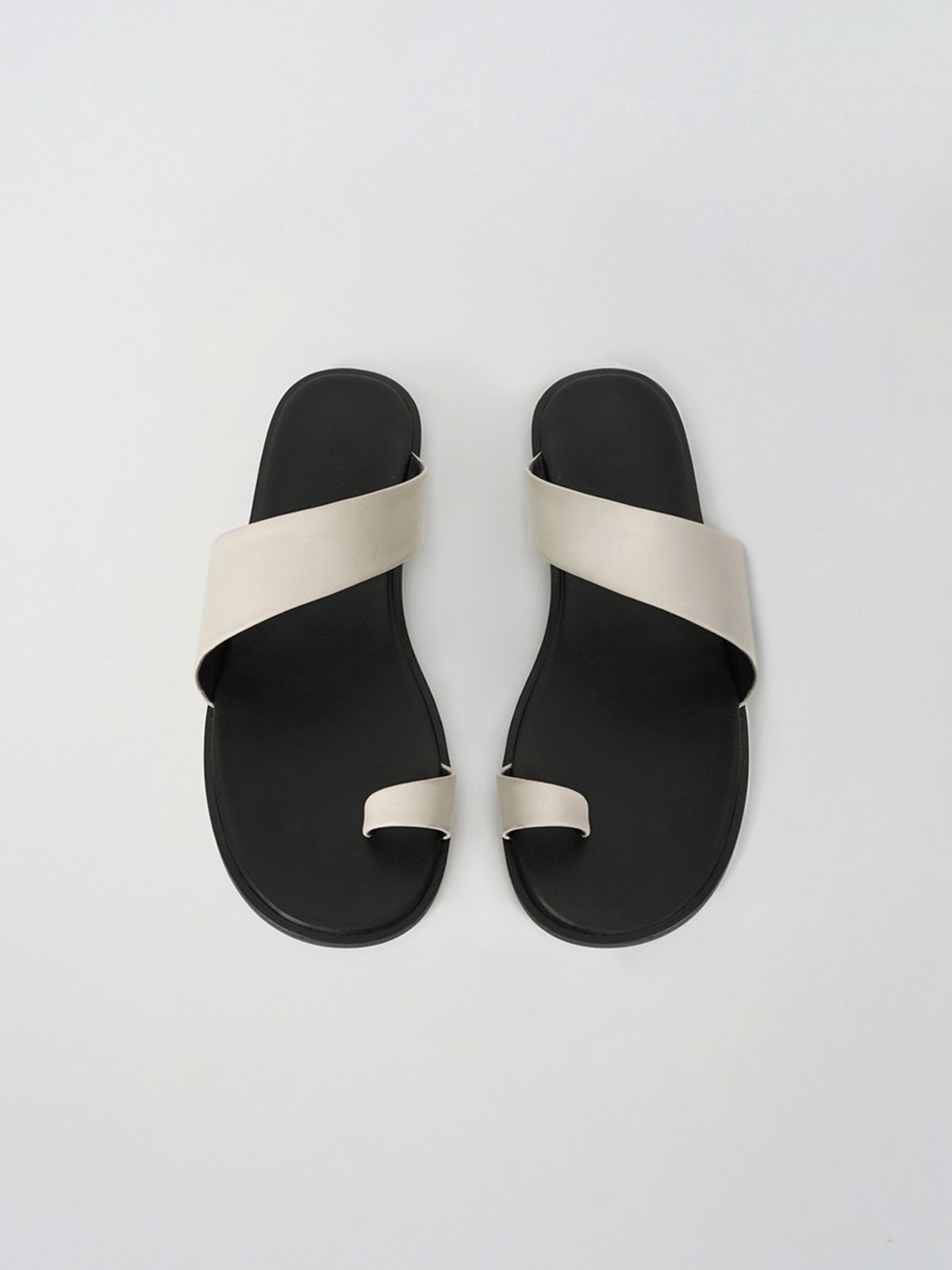 모이아(MOIA) tilt flip-flops (ecru)